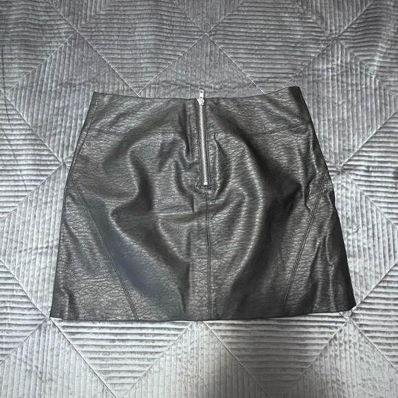 H&M black short leather skirt - Picture 2 of 2